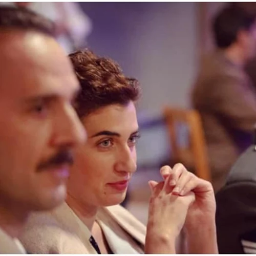 Από τις «Άγριες Μέλισσες» στην «Ποντικοπαγίδα»: Η Δανάη Λουκάκη μιλά για το θέατρο, τον έρωτα και την επαναστατική τέχνη